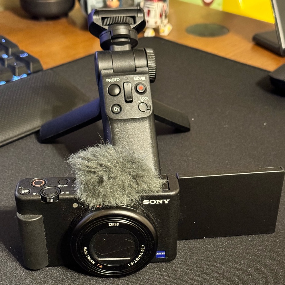 Sony ZV-1 Vlogging Camera - Excellent Condition, Perfect for Content Creators